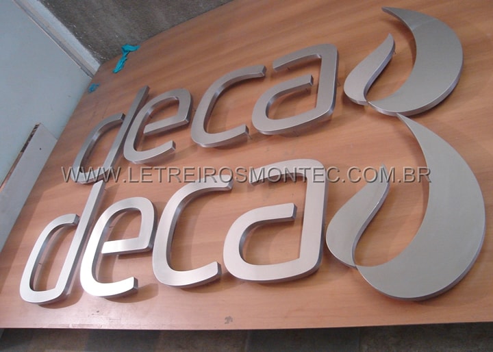 Produção das letras e logotipo para o letreiro Deca Metais