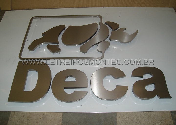 Letreiro de aço inox escovado Deca completo com logotipo e letras de inox 
