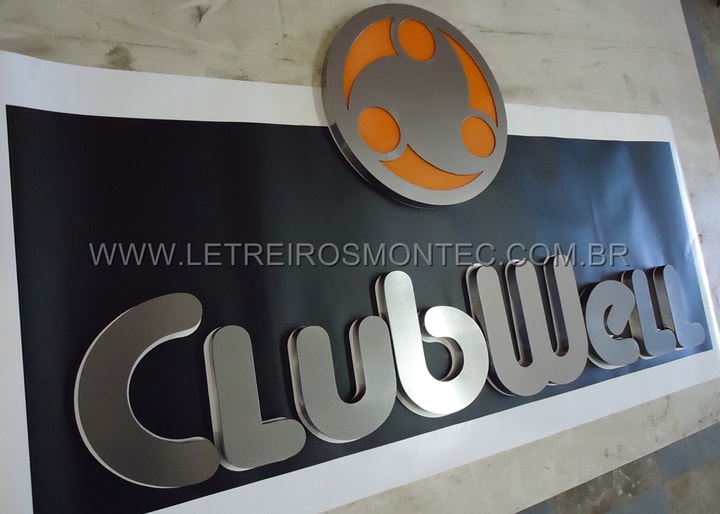 Fabricação do letreiro para empresa ClubWell com letras de aço inox escovado e logotipo conforme a identidade visual