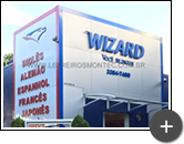 Instalação na fachada da escola Wizard, letras galvanizadas com pintura e tratadas na cor azul