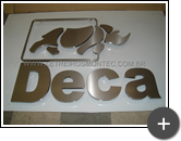 Letra caixa alta em aço inoxidável com acabamento escovado para a Deca, compelto com o logotipo