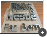 Letra caixa de inox com acabamento escovado para Nestlé com o logotipo - Nestlé Faz Bem