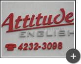 Letreiro galvanizado para escola de idiomas Attitude English