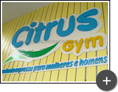 Letreiro com cores variadas em aço galvanizado para academia