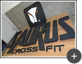 Produção do letreiro de aço galvanizado para academia