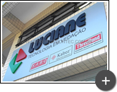 Letreiro colorido de aço com letras e logotipo