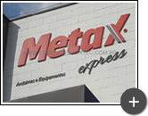 Material em aço aplicado no letreiro da fachada da empresa Metax Express