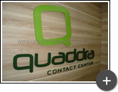 Letreiro colorido com letras e logotipo em aço galvanizado