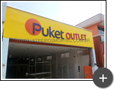 Letreiro de aço galvanizado instalado na fachada da loja de roupas