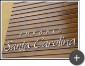 Empório Santa Carolina - Letreiro galvanizado instalado sobre a superfície de madeira