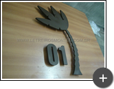 Letreiro sofisticado com curvas e formato inovador em aço