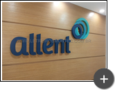 letreiro fabricado em aço galvanizado com o logotipo em formato circular e variedade nos tons de azul