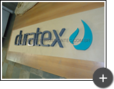 Letreiro para Deca Duratex fabricado em aço galvanizado com pintura nas letras e logotipo padrão Deca.