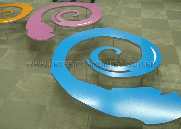 Letreiro: Logotipo em aço galvanizado colorido