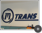 Letreiro instalado em ambiente interno de aço galvanizado