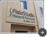 Letreiro galvanizado com pintura instalado na fachada da academia de pilates.