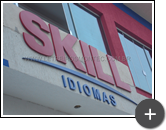 Letreiro galvanizado da escola de idiomas Skill