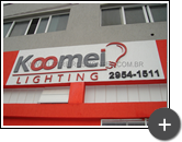 Letreiro da empresa Koomei Lighting de aço galvanizado e logotipo inovador em formato de lâmpada - empresa do setor de iluminação