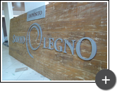 Letreiro com logotipo produzido em aço galvanizado no formato de curva na cor azul