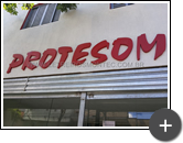 Letreiro instalado na fachada da loja Protesom em São Caetano do Sul - SP