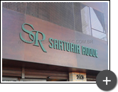 Letreiro galvanizado instalado na loja Sartoria Roque