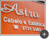 Letreiro instalado na fachada do salão da Astro Cabelo e Estética