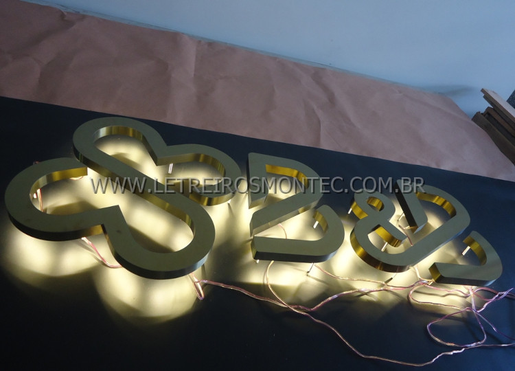 Letreiro Dourado com leds atrás