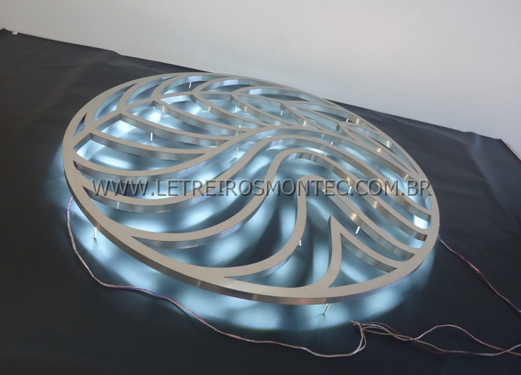 Logo em Inox leds indireto