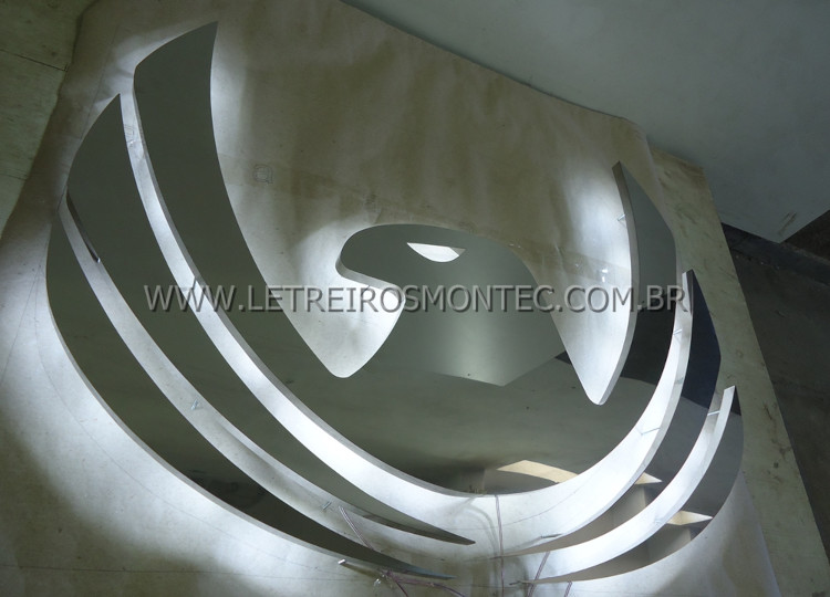 Logo Aço Inox leds indireto