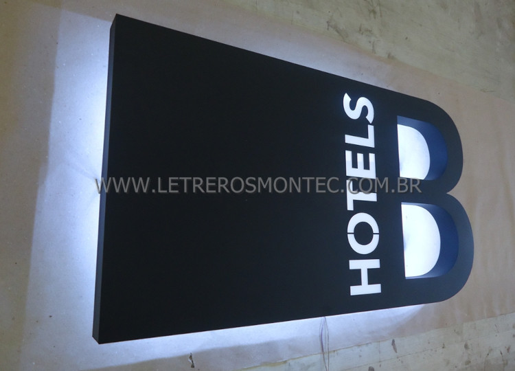 Letreiro preto com leds atrás