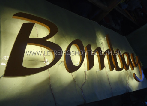 Letreiro com pintura com leds indireto