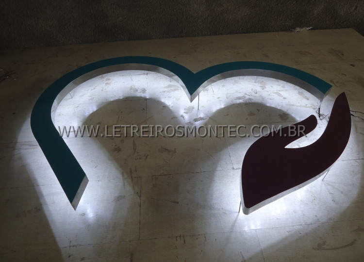 Logo Inox com leds atrás