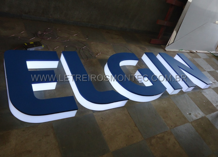 Letreiro luminoso com leds atrás