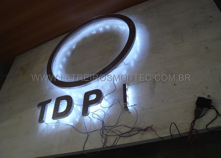 Fabricação do letreiro com leds para o escritório do grupo Bradesco com passagem de fiação