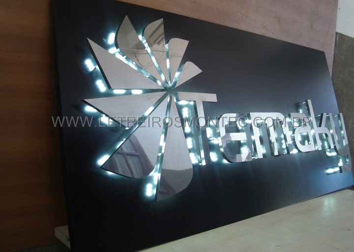 Letreiro com iluminação através de lâmpadas de leds, produzido em acrílico com logotipo em formato geométrico para a empresa Temaky