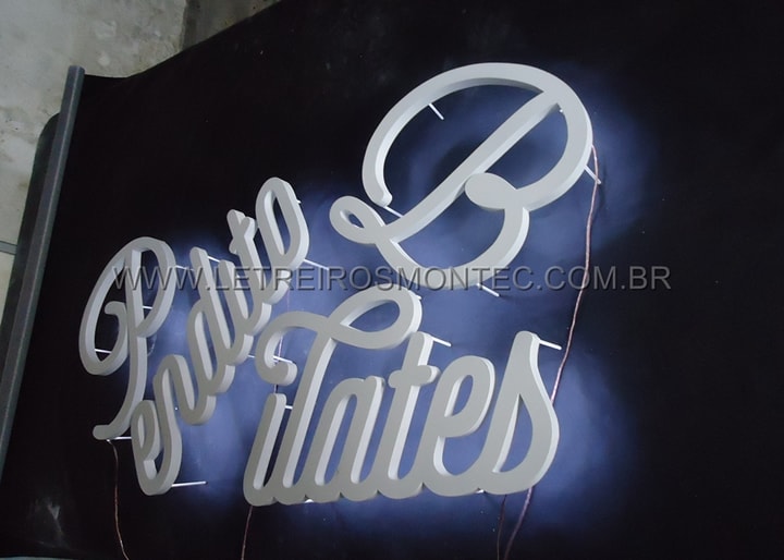 Fabricação do letreiro com leds para academia de pilates