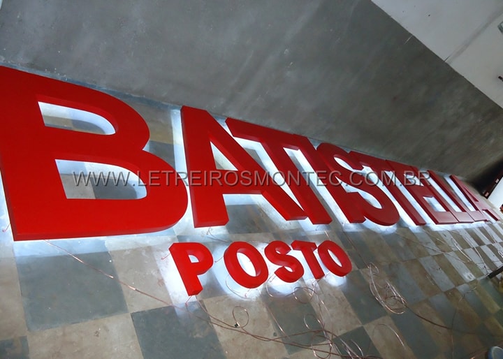 Fabricação do letreiro em aço galvanizado iluminado por leds para posto de combustível