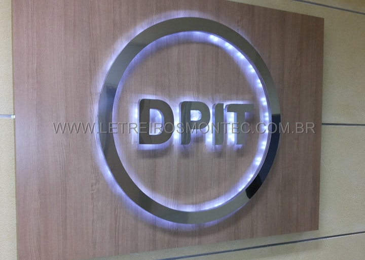 Letreiro com leds com logotipo circular instalado no escritório do grupo Bradesco. Luminosidade realizada através das lãmpadas de leds e fiação embutida, proporcionando um ambiente agradável