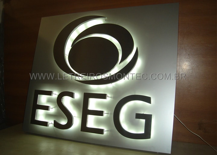 Letreiro de leds iluminando a parte traseira do letreiro, trazendo uma iluminação sofisticada ao ambiente da escola - ESEG Escola Superior de Engenharia e Gestão