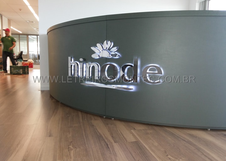 Instalação completa do letreiro de leds com iluminação para empresa Hinode com requinte e sofisticação no ambiente pela luminosidade