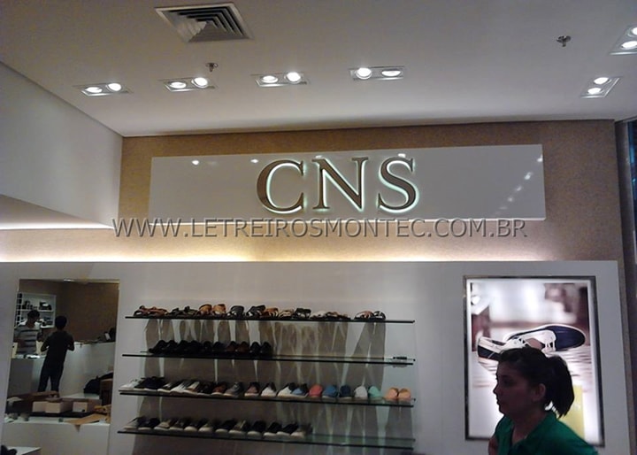Letreiro iluminado com leds e instalado na loja CNS calçados do Shopping
