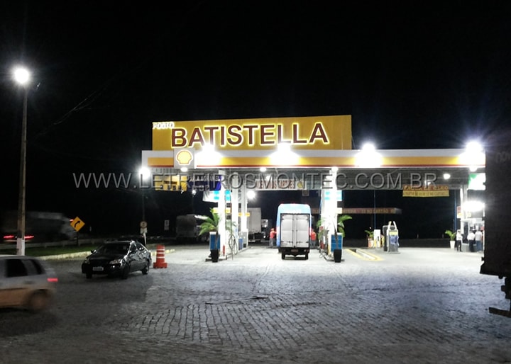 Letreiro iluminado com leds e instalado em posto de combustível