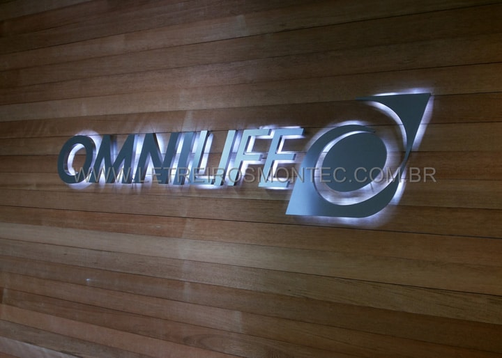 letreiro de leds com logotipo inovador para empresa Omnilief - A luminosidade perfeita no ambiente
