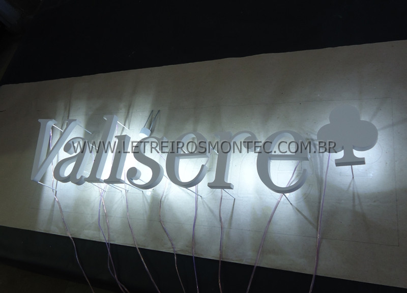 Letreiro branco com led indireto