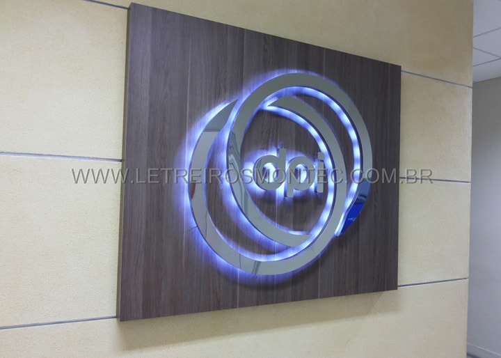 Letreiro com leds produzido e instalado para o escritório do grupo Bradesco - Departamento de Pesquisa e Inovação do Grupo Bradesco