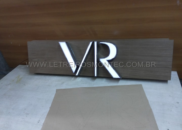 Fabricação do letreiro luminoso com acrílico branco na parte frontal para a luminosidade através dos leds - Loja de roupas Vila Romana