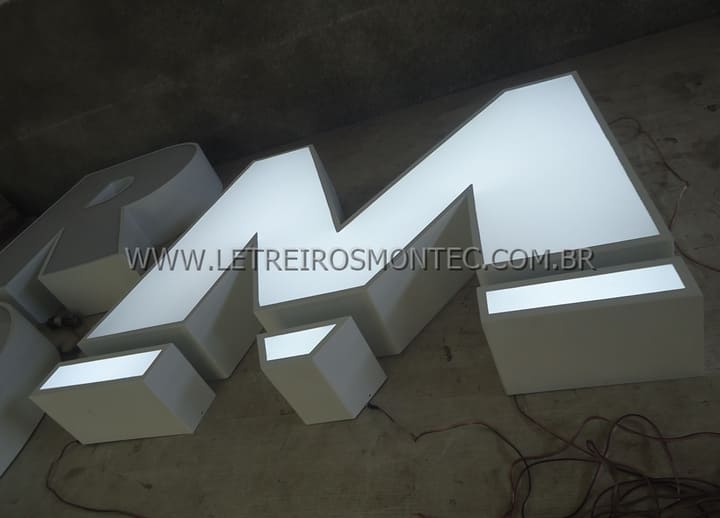 Letra de acrílico iluminada com led