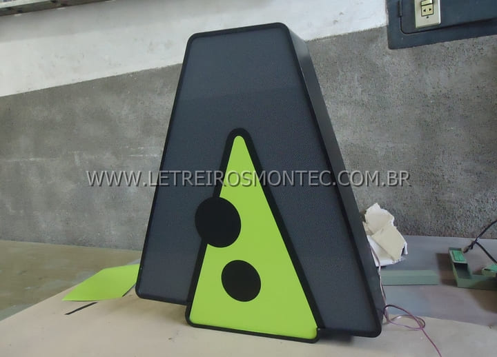 Letra em acrílico com led e adesivo