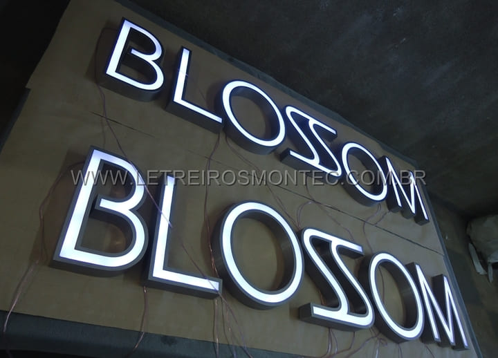 Letras de acrílico frontal com iluminação