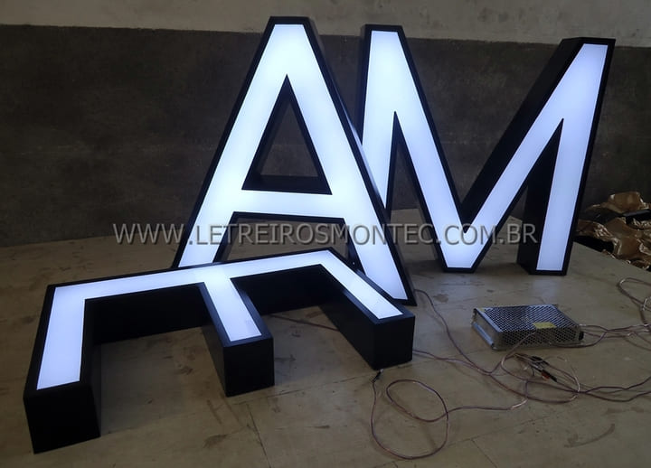 Letras em acrílico iluminadas com led